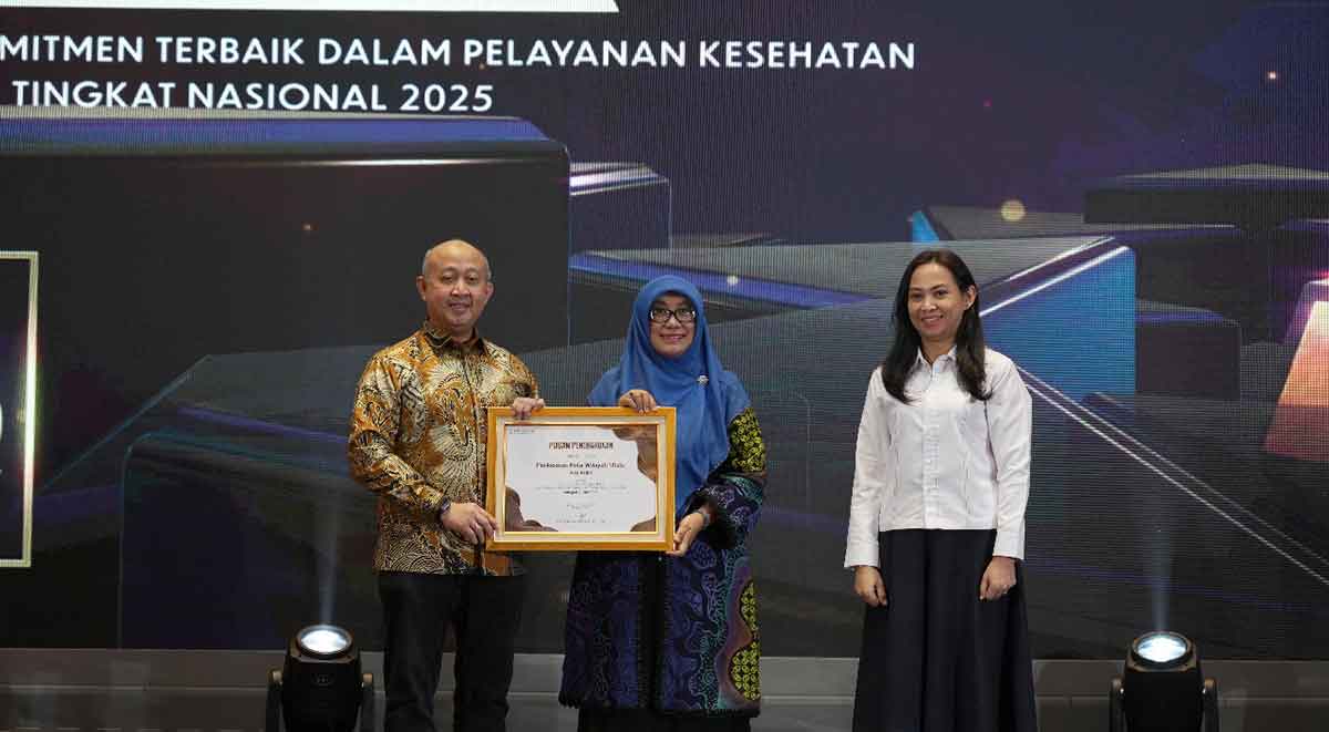 Perwakilan Puskesmas Kowilut atau Kota Wilayah Utara saat menerima penghargaan. Foto: Ist