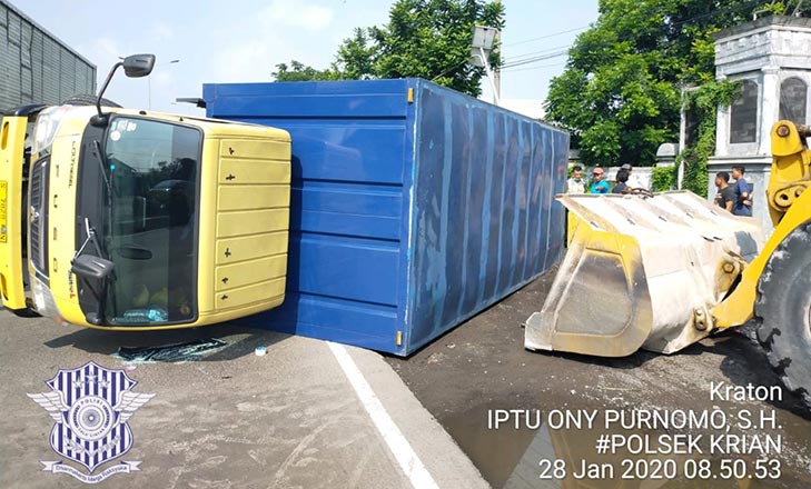 Alat berat didatangkan untuk mengevakuasi truk.
