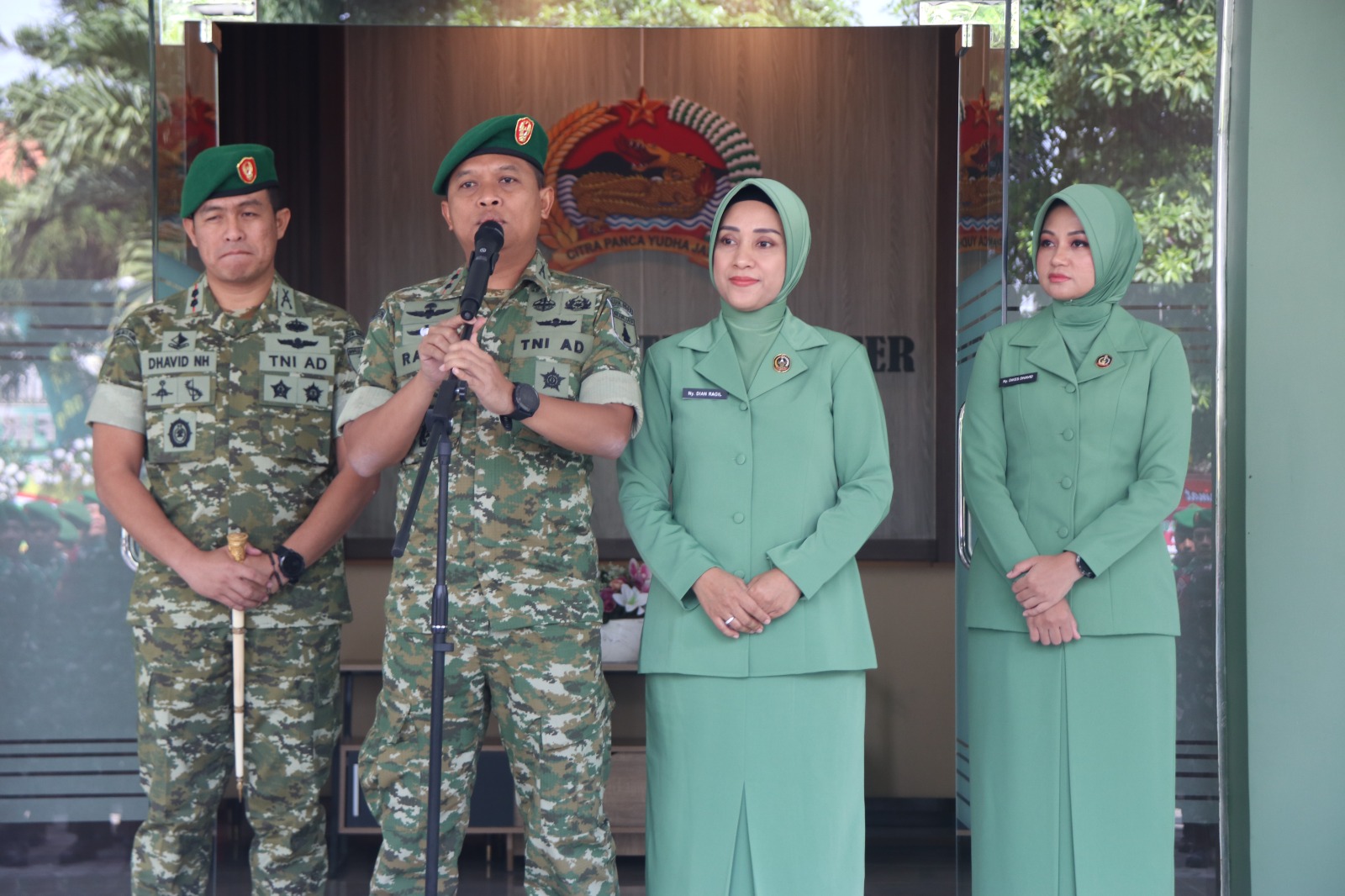 Letkol Inf. Dhavid Nur Hadiansyah, Komandan Kodim (Dandim) 0809 Kediri (kiri) mendampingi Letkol Inf. Ragil Jaka Utama
