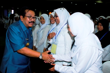 Gubernur Jawa Timur menyalami CPNS. Foto:nisa/HARIAN BANGSA