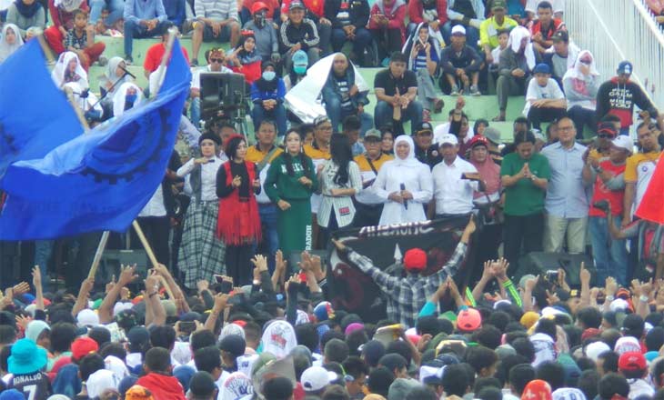 Gubernur Jatim Khofifah (baju putih pegang mik) saat menghadiri acara HUT SPSI ke-46 di Gelora Delta, Sidoarjo.