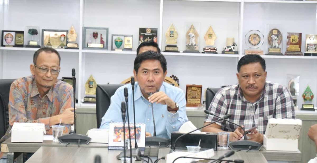 Wakil Ketua DPRD Gresik, Ahmad Nurhamin (paling kiri), didampingi Mujid Riduan, dan Lutfi Dhawam, saat rapat pimpinan. Foto: Ist