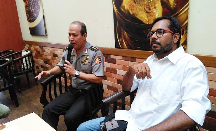 Juru bicara Polri Boy Rafli Amar (kiri) dan Koordinator Kontras Haris Azhar (kanan) menggelar konferensi pers penghentikan sementara kasus Haris Azhar, Rabu (10/8).
