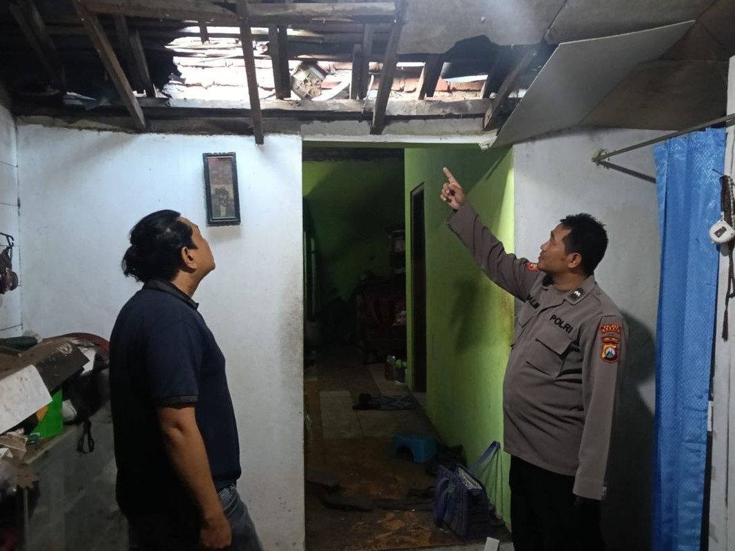 Balon Udara Berpetasan Meledak di Gresik, Dua Warga Terluka dan Rumah Rusak