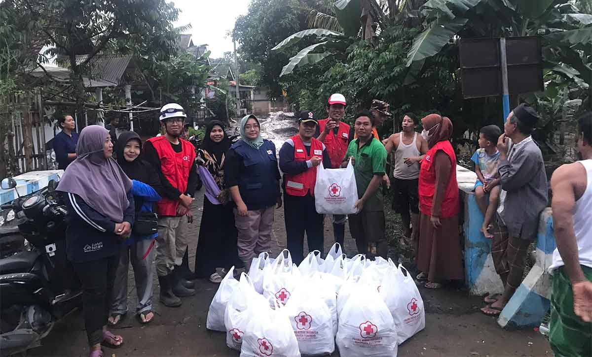 PMI Kabupaten Pasuruan saat bersama masyarakat terdampak banjir bandang di Kecamatan Winongan.