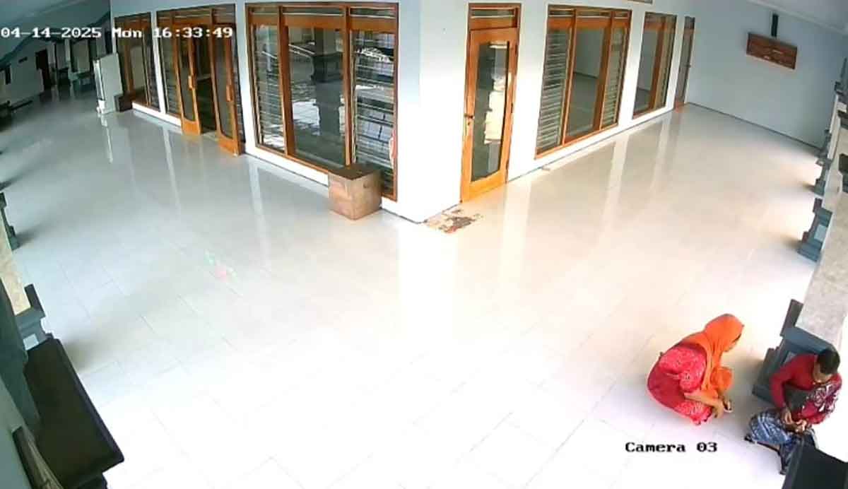 Rekaman CCTV hipnotis dalam masjid di Pamekasan.
