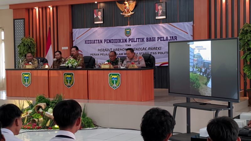 Wali Kota Madiun saat mengisi acara seminar pendidikan poltiik yang mengusung tema 