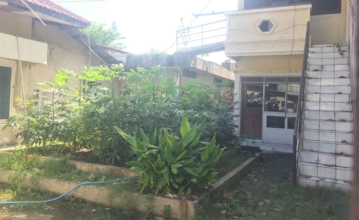 Akses belakang gedung tahanan di Mapolsek Dukuh Pakis.