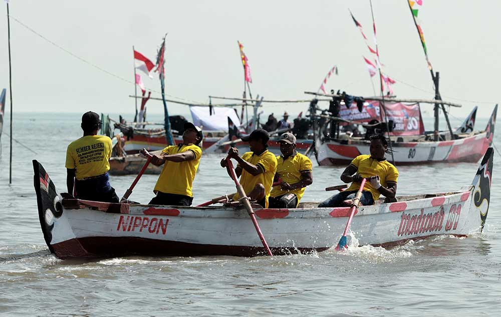 Para peserta Lomba Dayung Wali Kota Pasuruan Cup 2025 saat beradu cepat.