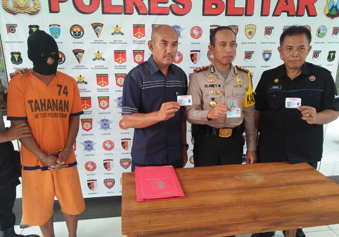 Tersangka diamankan di Mapolres Blitar. foto: AKINA/ BANGSAONLINE
