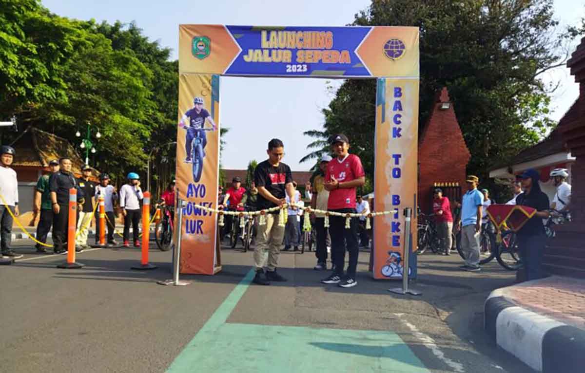 Bupati Trenggalek, Moch. Nur Arifin, saat meresmikan jalur sepeda.