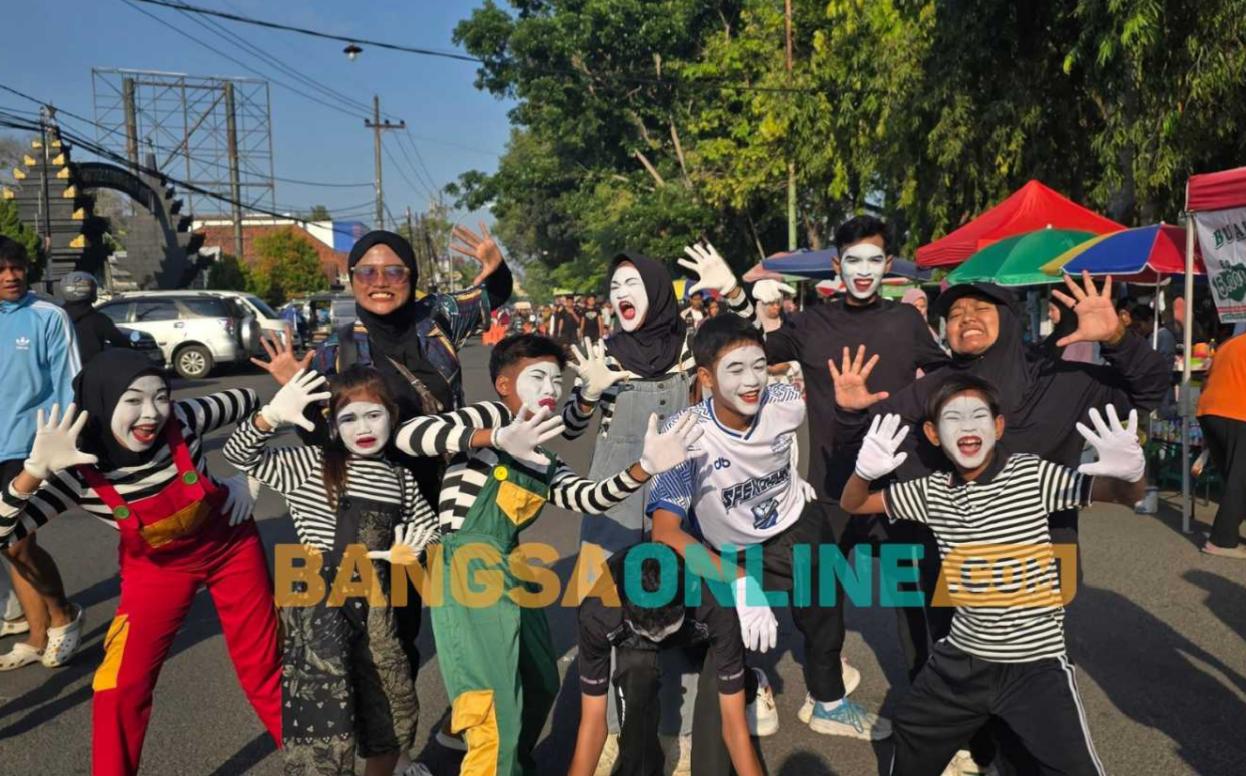 Komunitas Ruang Pantomim saat meramaikan CFD Bangkalan, Minggu (7/6/2026)