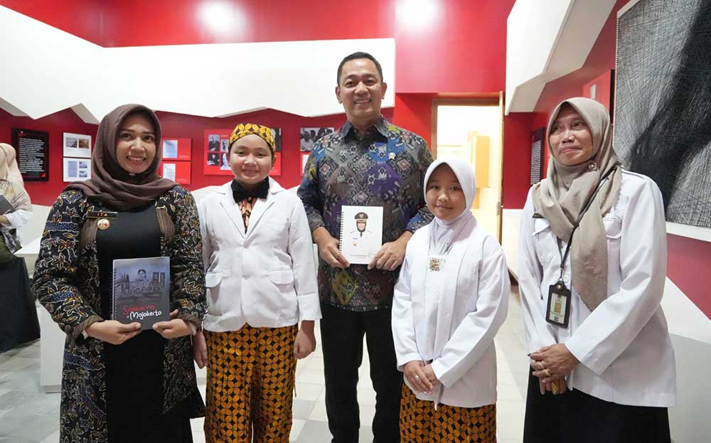 Kepala LKPP Hendrar Prihadi (tengah) saat mengunjungi Galeri Soekarno Kecil didampingi Wali Kota Mojokerto Ika Puspitasari (kiri), Rabu (14/5/2025).