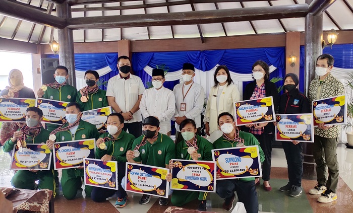 Wali Kota Malang Sutiaji foto bersama para atlet.