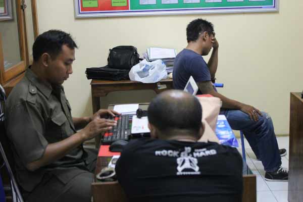 Iwan dan Agus saat diperiksa unit Narkoba. foto: tri susanto/BANGSAONLINE