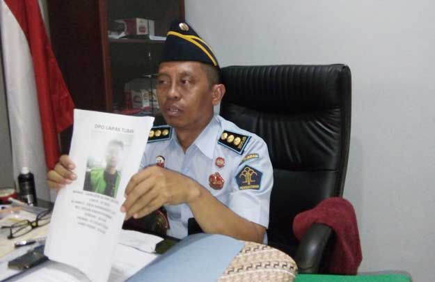 Kalapas Tuban Danang Yudiawan saat memberikan keterangan terkait kaburnya 2 napi. foto: SUWANDI/ BANGSAONLINE