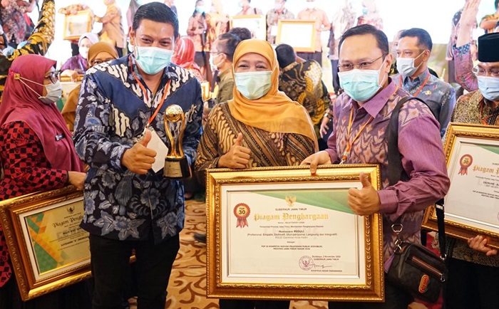 Dari kiri: Wali Kota Kediri Abdullah Abu Bakar, Gubernur Jawa Timur Khofifah Indar Parawansa, dan Plt. Direktur RSUD Gambiran Kota Kediri, dr. Fauzan Adima. foto: ist.