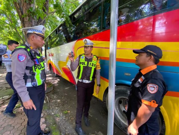 Anggota Satlantas Polres Lamongan saat menggelar ramp check