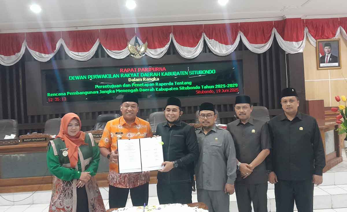 Foto bersama setelah penandatanganan RPJMD Situbondo 2025-2029.