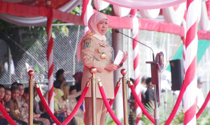 Gubernur Jawa Timur Khofifah Indar Parawansa saat memimpin apel peringatan bulan keselamatan dan kesehatan kerja (K3) Nasional Tahun 2020 yang dihelat di Lapangan Sepak Bola kawasan SIER Kota Surabaya, Senin (13/1). foto: istimewa/ bangsaonline.com