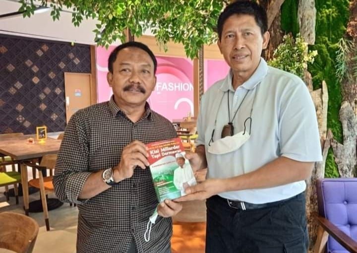 Letjen (purn) Agus Sutomo, Danjen Kopassus ke-26 menerima buku Kiai Miliarder Tapi Dermawan dari CEO HARIAN BANGSA dan BANGSAONLINE.com, M Mas
