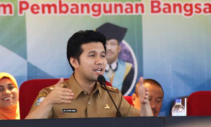 Wagub Jatim Emil Elestianto Dardak mengisi Kuliah Perdana Pascasarjana Unesa di Gedung Continuing Program Development (CPD) Kampus Unesa Lidah Wetan Surabaya. foto: ist