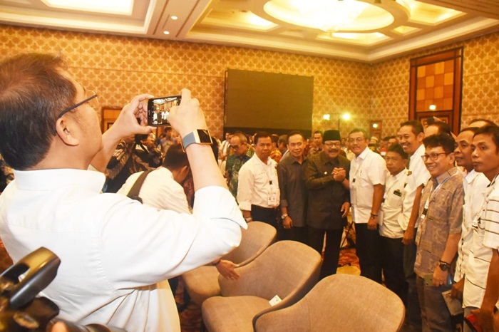 Menkominfo, Rudiantara memotret Pakde Karwo bersama para wartawan peserta konvensi media massa di hotel Sheraton, Surabaya. foto: ist