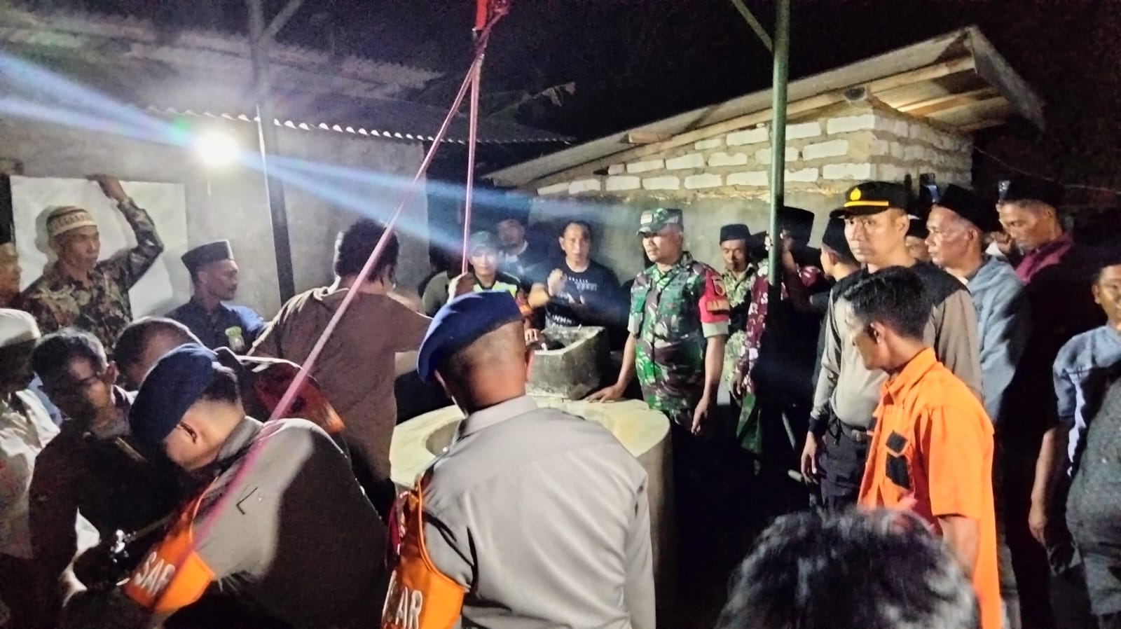 Tim gabungan melakukan evakuasi korban di sebuah sumur di Desa Banyupelle, Kecamatan Palengaan, Kabupaten Pamekasan.