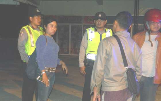 RAZIA – Polisi melakukan razia di dekat tempat karaoke yang sudah ditutup, di Desa Karangasri, Ngawi, Kamis malam. foto: zainal abidin/BANGSAONLINE