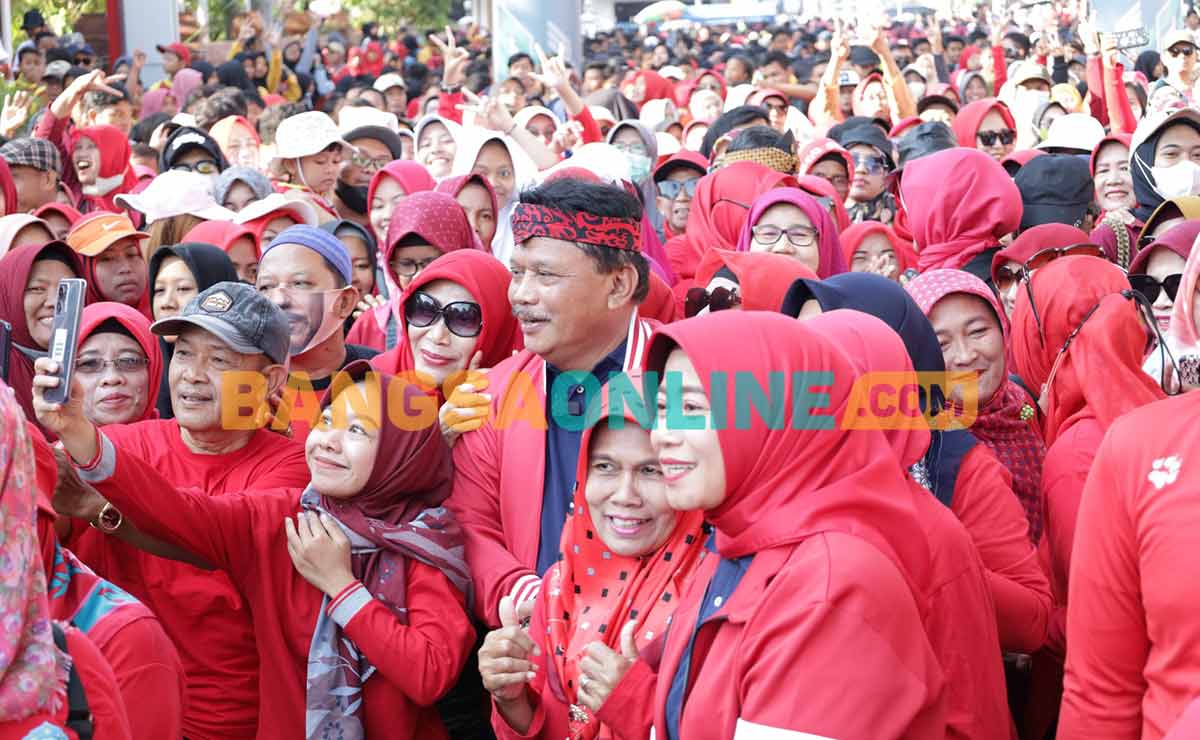 Bupati Nganjuk, Marhaen Djumadi, saat foto bersama peserta jalan santai. Foto: BAMBANG DWI JULIANTO/BANGSAONLINE