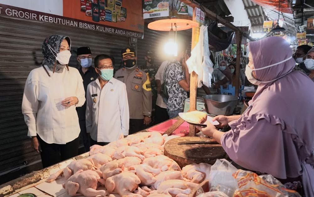 Wali Kota Batu, Hj. Dewanti Rumpoko saat meninjau harga-harga bahan pokok di Pasar Besar Batu. foto: ist.
