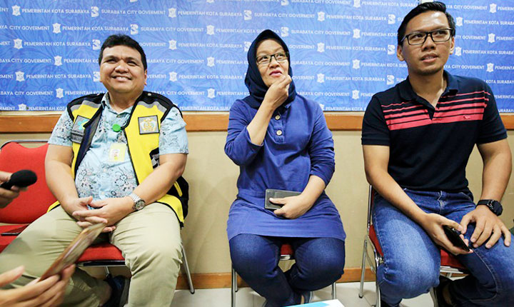 Kadinkes Kota Surabaya bersama kepala KKP Kelas 1 Surabaya saat jumpa pers. foto: ist