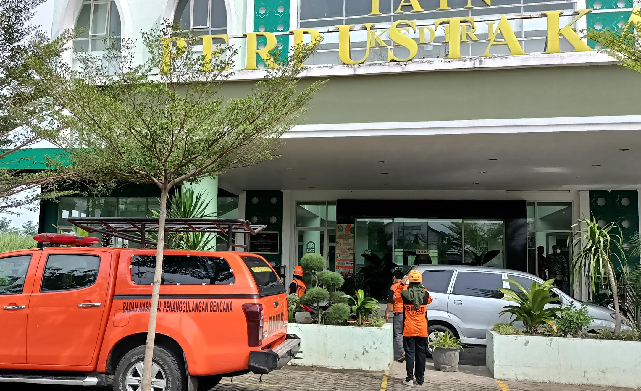 Petugas BPBD Kota Kediri yang sempat ditolak masuk. foto: MUJI HARJITA/ BANGSAONLINE