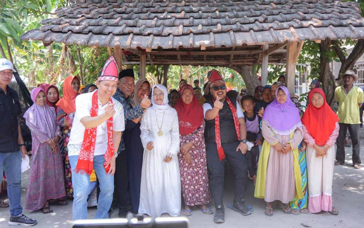 Bupati Gresik, Fandi Akhmad Yani, bersama Direktur Keuangan dan Umum Petrokimia Gresik, Robby Setiabudi Madjid, saat berkunjung ke Pulau Gili Timur, Sangkapura. Foto: Ist