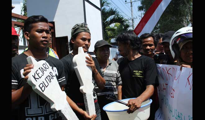 Masa KRPK saat melakukan aksi di depan kantor Kejaksaan Negeri Blitar. foto: TRI SUSANTO/ BANGSAONLINE