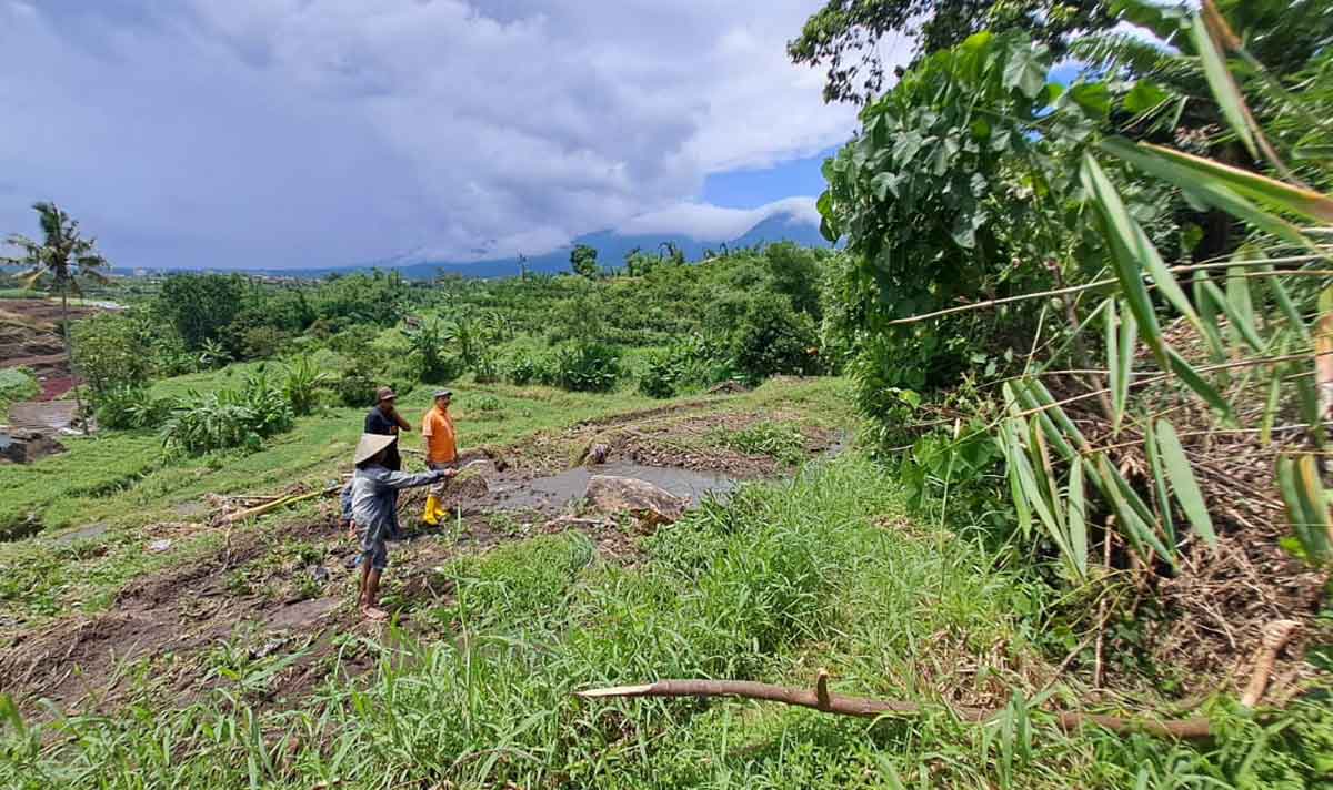 Warga saat menunjukkan dampak longsor di Desa Giripurno, Kecamatan Bumiaji, Kota Batu.
