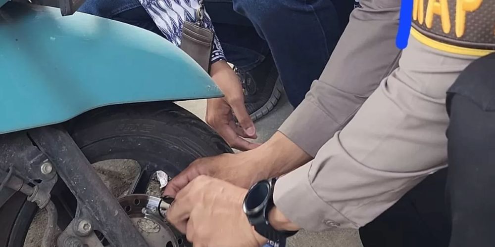 Pembagian gembok cakram motor gratis oleh anggota Pamapta Polres Lamongan