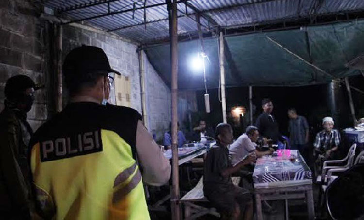Patroli yang digelar Polresta Sidoarjo ke sejumlah warung kopi.