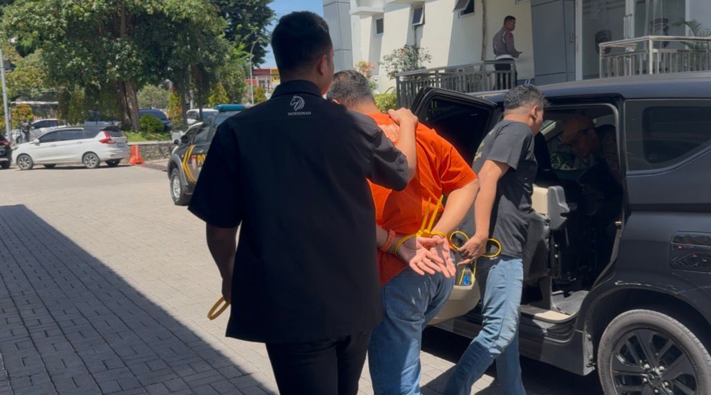 Anggota Satreskrim Polres Gresik  mengamankan terduga pelaku dan dibawa ke Mapolres Gresik untuk dimintai keterangan. foto: ist.