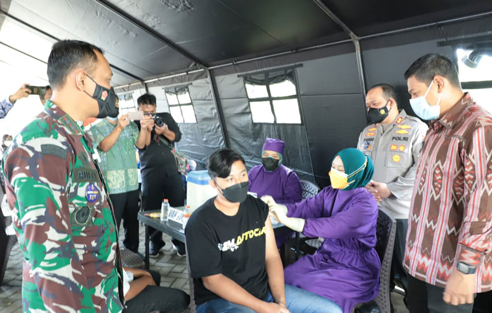 Wali Kota Abdullah Abu Bakar, Kapolres AKBP Wahyudi, dan Dandim 0809 Letkol Inf Ruly Eko Suryawan saat meninjau pelaksanaan vaksinasi kepada anak yatim. foto: ist.