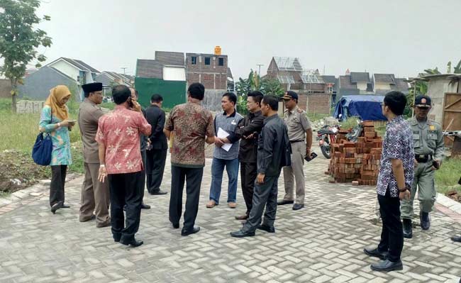 Komisi A DPRD Gresik saat sidak ke perumahan Royal City Menganti, beberapa waktu lalu. foto: syuhud/ BANGSAONLINE