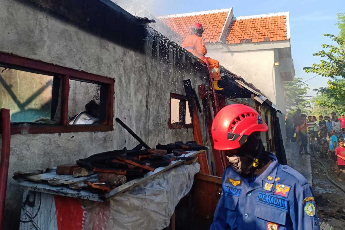 Petugas Damkar saat melakukan pemadaman di sebuah rumah di Sidoarjo.