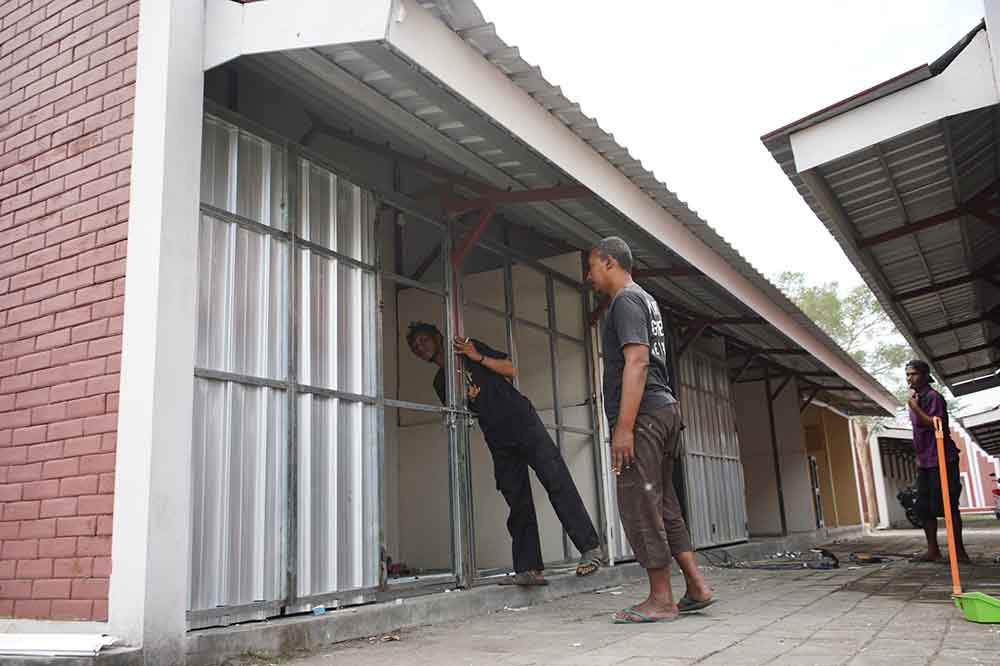 Lapak-lapak di Sentra PKL Simpang Lima Gumul saat dibenahi. (Ist)