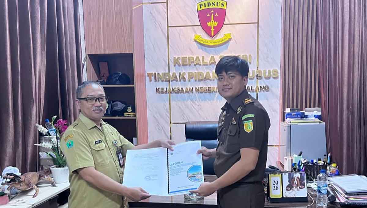 Penyerahan laporan dugaan korupsi pemanfaatan aset milik Pemkot Malang.