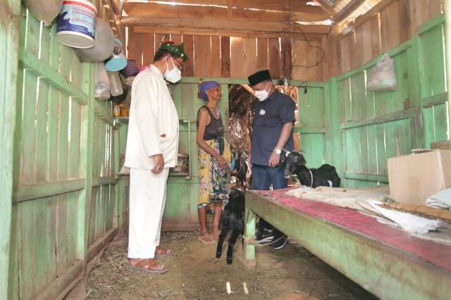 Nenek Saliha saat disambangi Bupati Situbondo Karna Suswandi, Ahad (15/8/2021). foto: ist.