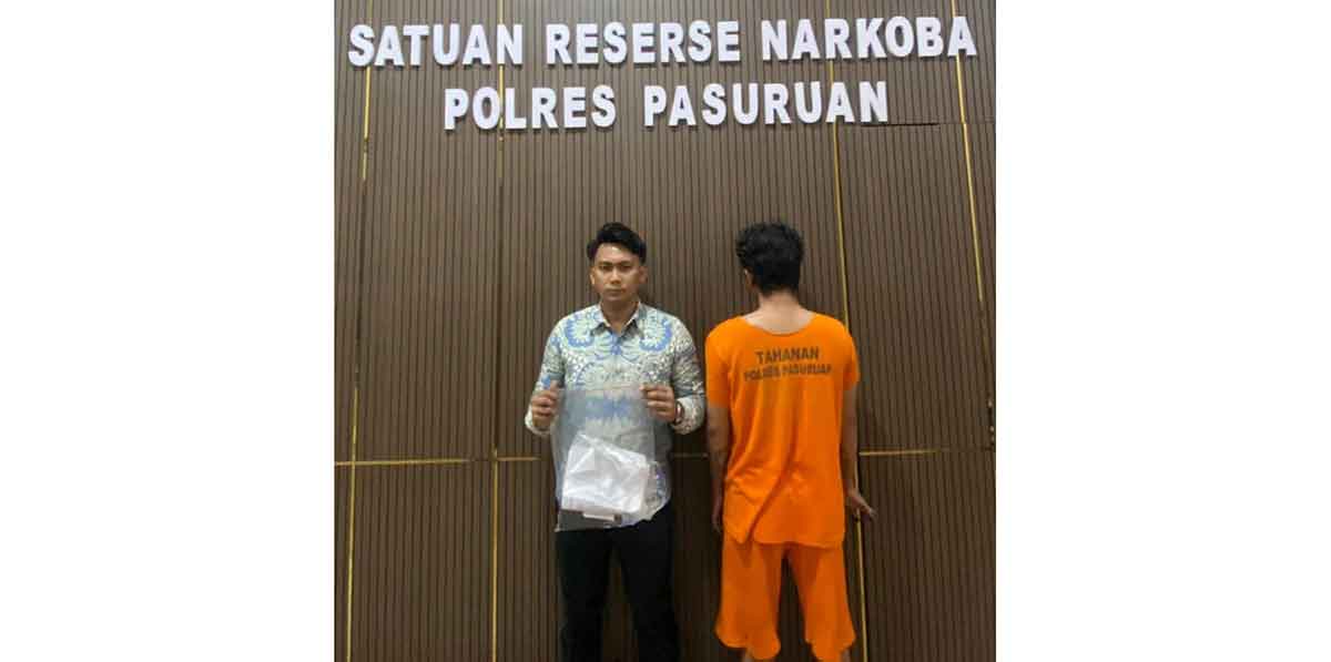 Tersangka bersama petugas dari Satresnarkoba Polres Pasuruan.