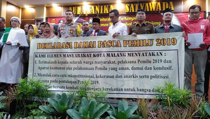 Wali Kota Malang Sutiaji didampingi Kapolres AKBP Asfuri dan Ketua KPU Zainudin, serta elemen masyarakat lainnya. foto: IWAN IRAWAN/ BANGSAONLINE