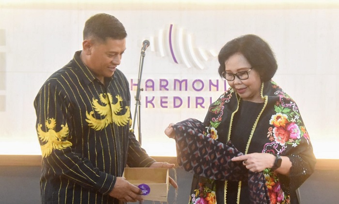 Wali Kota Kediri saat memberikan cenderamata sebuah kain Tenun Ikat Bandar Kidul kepada Ketua Umum PGRI. Foto: Ist. 