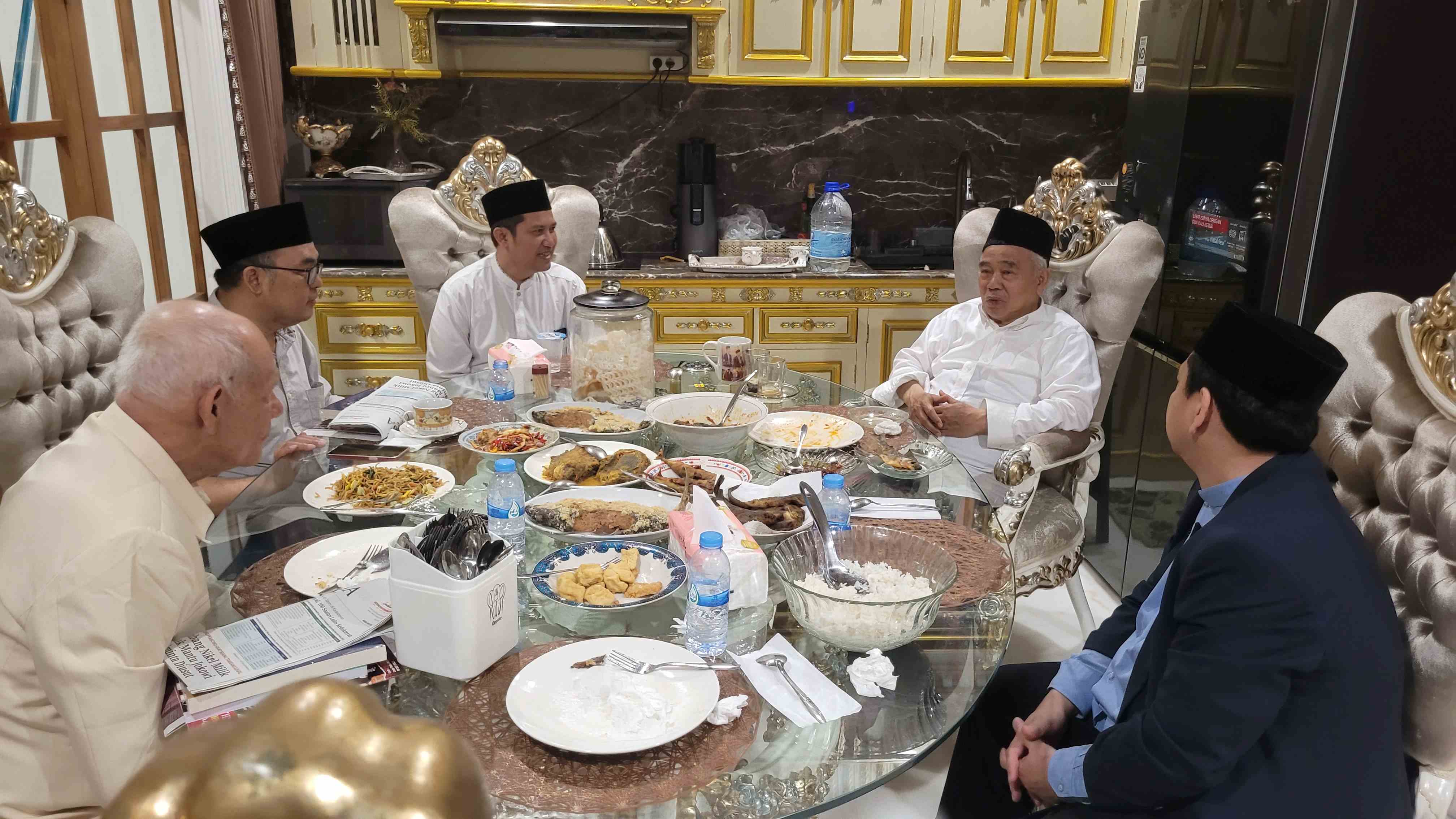 Prof Dr KH Asep Saifuddin Chalim, MA, saat makan malam bersama Ketua Tim Peneliti dan Pengkaji Gelar Pahlawan (TP2GP) Prof Dr Usep Abdul Matin, Ph.D dan anggota TP2GP Dr. M. Alfan Alfian dan anggota TP2GP lainnya di kediamannya Jalan Siwalankerto Utara Surabaya, Sabtu (18/10/2025) malam. Foto: mma/bangsaonline