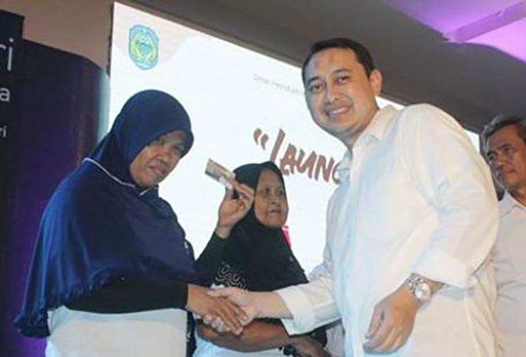 Bupati Nganjuk Novi Rahman Hidayat memberikan KNMP secara simbolis pada pedagang, Selasa (17/12/2019) foto: BAMBANG/ BANGSAONLINE